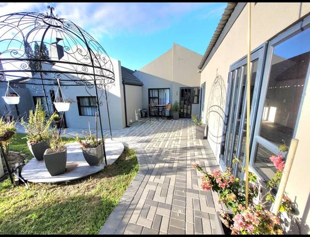 6 BEDROOM HOUSE FOR SALE IN STELLENBERG